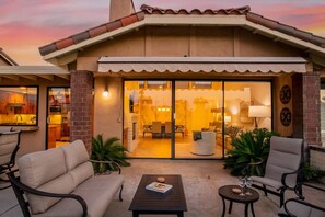 Outdoor dining - Cheerful Condo in Monterey Country Club 2BR + Den (Palm Desert)