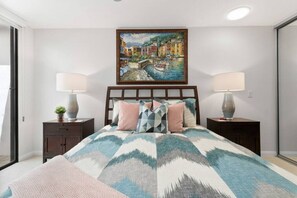 2 bedrooms, iron/ironing board, travel cot, WiFi - Cheerful Condo in Monterey Country Club 2BR + Den (Palm Desert)