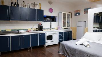 Frigorífico, horno, cafetera o tetera y utensilios de cocina