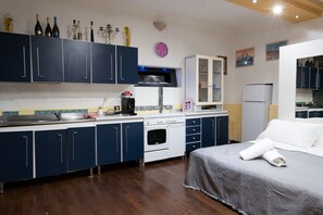 Réfrigérateur, un four, cafetière-théière, vaisselle et ustensiles