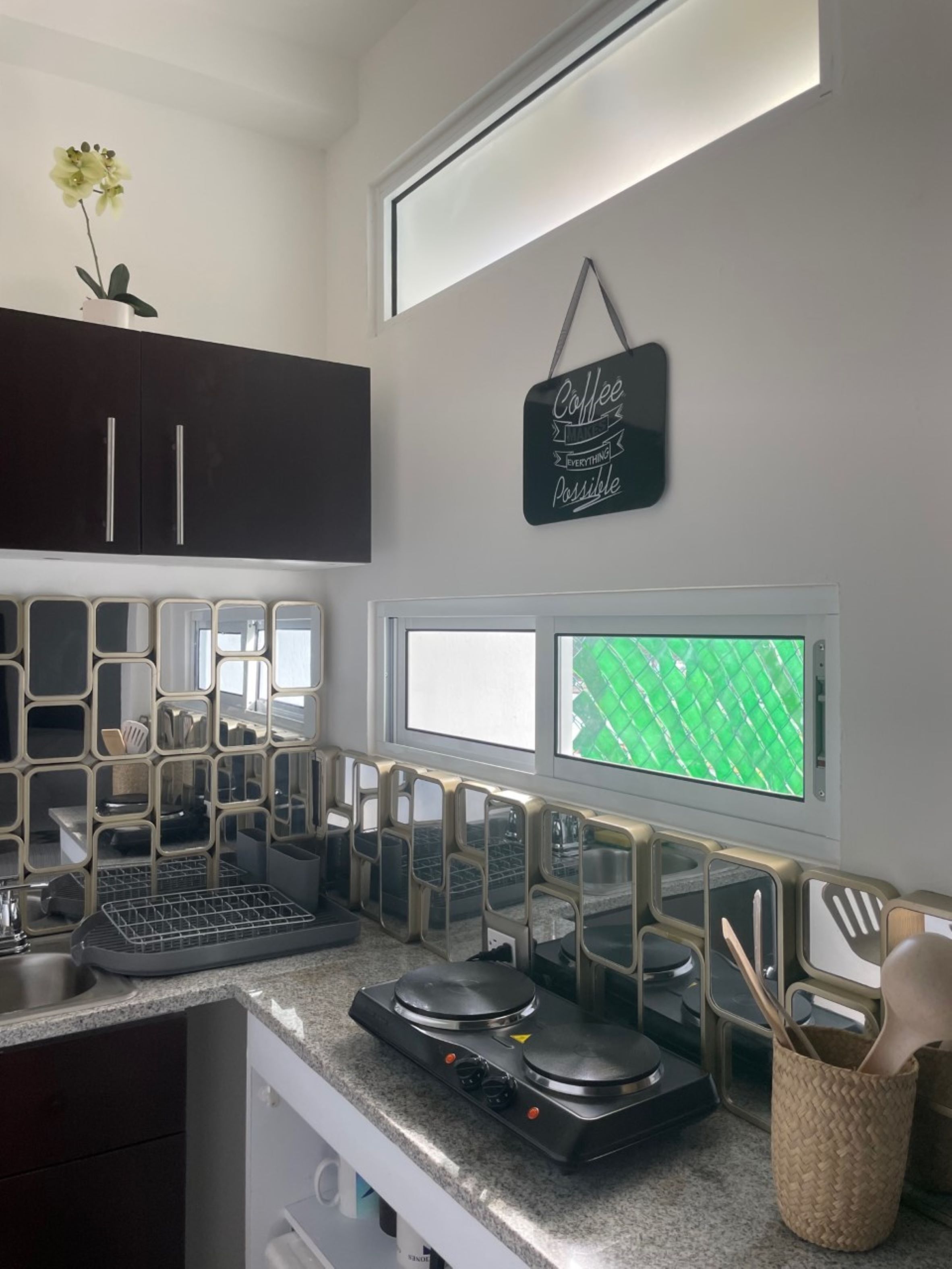 Een koelkast, een magnetron, een koffiezetapparaat/waterkoker