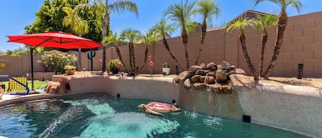 Una piscina al aire libre, una piscina climatizada