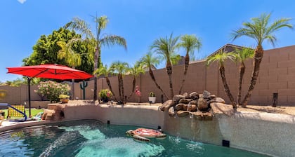 Resort Style Home, Private"Heated Pool", Putting Green, Pool Table, Near Phoenix