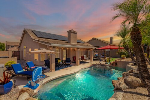 Resort Style Home, Private"Heated Pool", Near Phoenix.Putting Green, Pool Table.