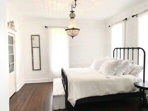 3 bedrooms, desk, iron/ironing board, free WiFi