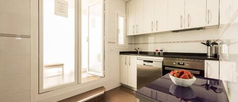 Micro-ondes, four, plaque de cuisson, lave-vaisselle