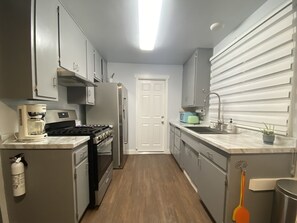 Refrigerador, microondas, horno y parrilla de estufa 