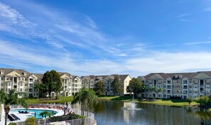 Un complejo residencial con piscina y lago.