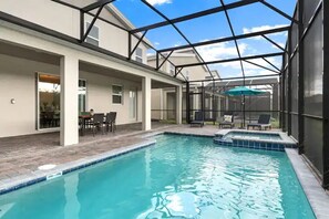 Una piscina al aire libre, una piscina climatizada