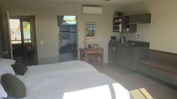 Deluxe Studio Suite | Iron/ironing board, free WiFi, bed sheets