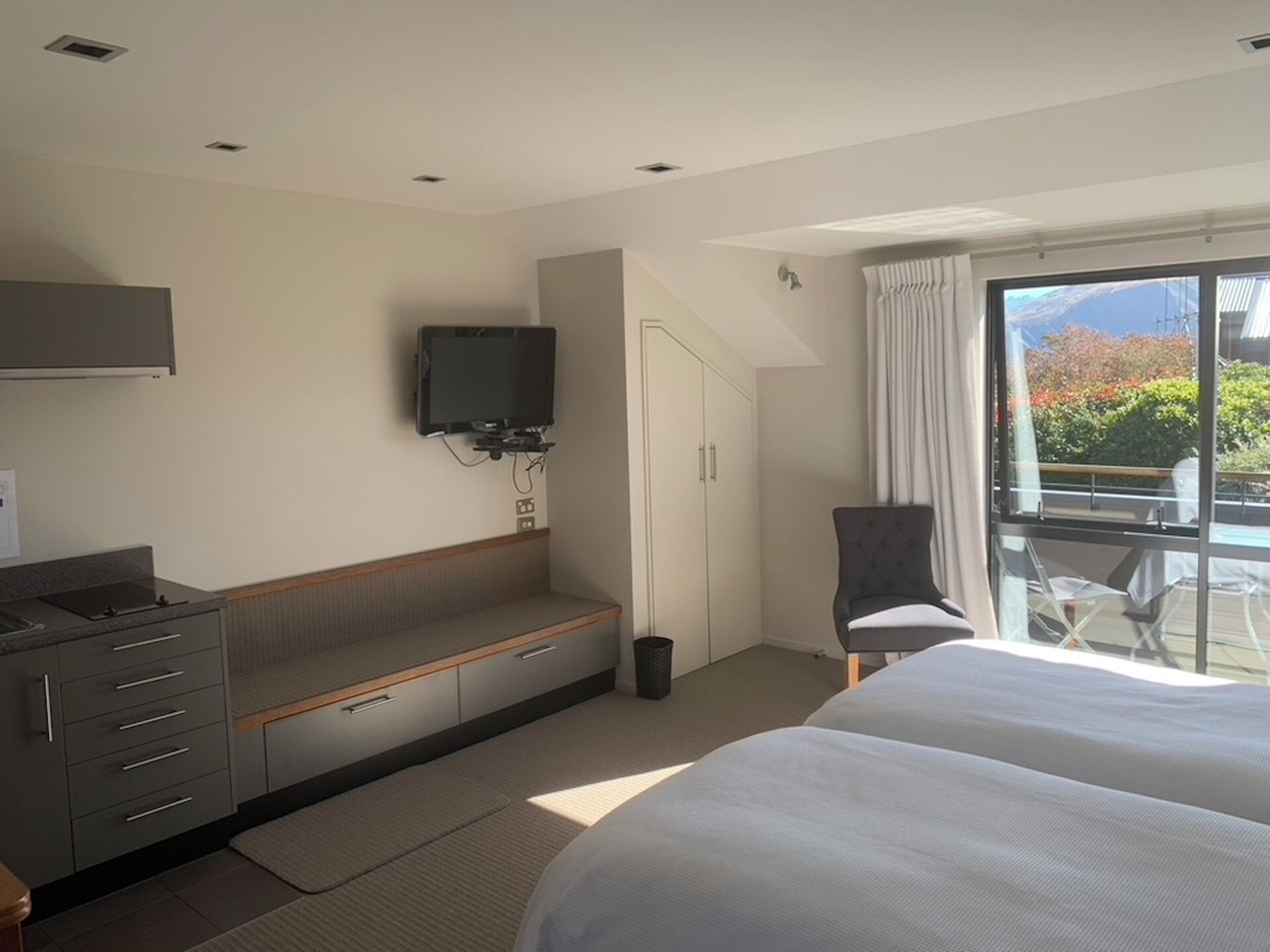 Deluxe Studio Suite | Iron/ironing board, free WiFi, bed sheets