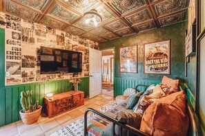 Una Smart TV, una chimenea, libros, una biblioteca de música