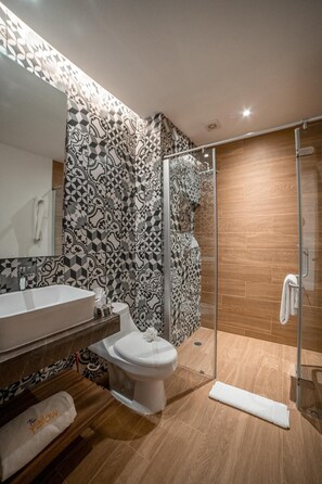 Shower, rainfall showerhead, hair dryer, towels - APART ESTUDIO DE LUJO a pasos de 5ta Av. (Playa del Carmen)