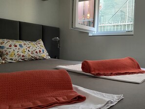 2 soverom, safe på rommet, strykejern/-brett og reiseseng for barn