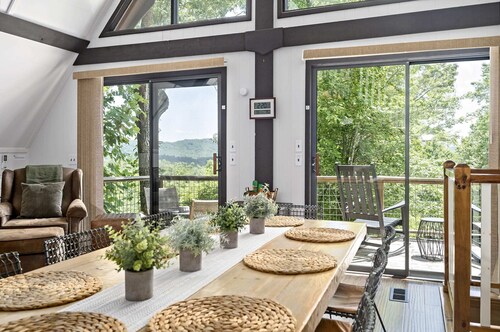 Cozy mountain retreat w/ backyard & BBQ