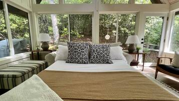 3 chambres, bureau, fer et planche à repasser, lit parapluie