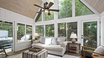 TV connectée, livres, services de streaming, espaces bureaux