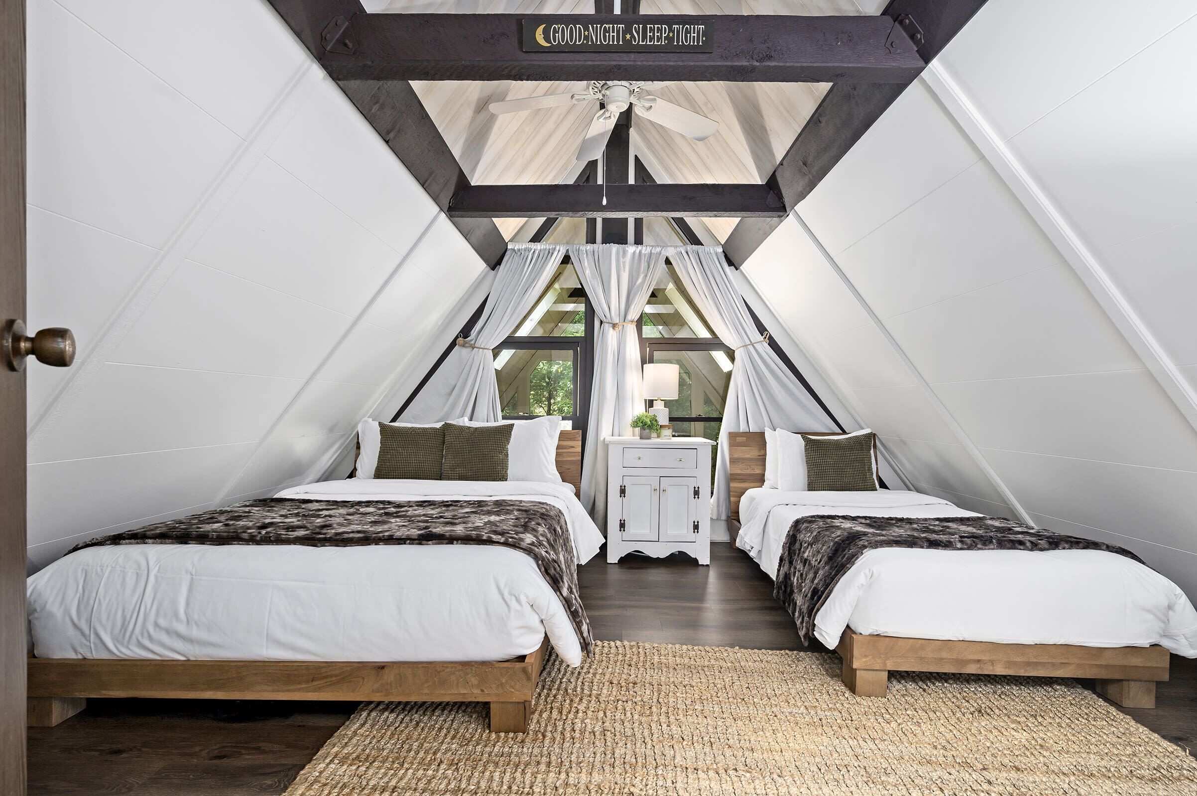 3 bedrooms, desk, iron/ironing board, travel crib