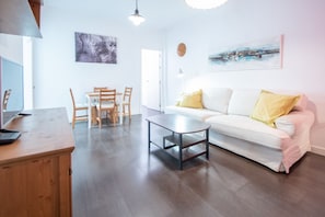 TV, books - Posadilla Apartment Cádiz (Cádiz)