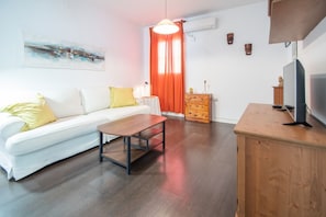 TV, books - Posadilla Apartment Cádiz (Cádiz)