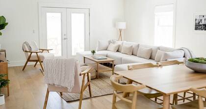 The Davis: Restored 1942 Coastal Retreat in Historic Oglethorpe Park, Sleeps 14