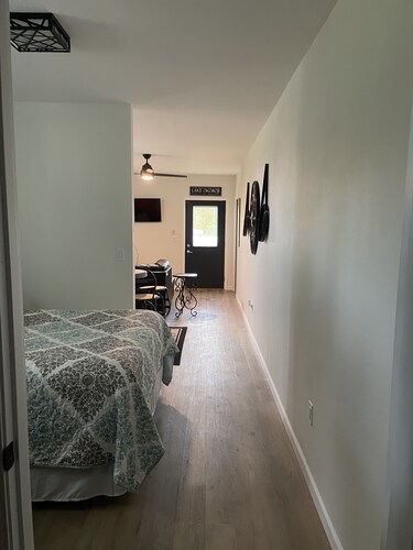 Millers Bay Hideaway Charmer 4 blocks from Miller's Bay!