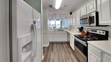 Appartamento, letti multipli, balcone | Cucina privata | Frigorifero, microonde, forno, piano cottura