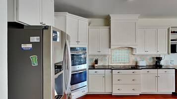 House, Multiple Beds, Balcony | Private kitchen | Fridge, microwave, oven, stovetop