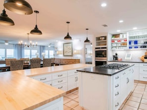 Rumah, Beberapa Tempat Tidur, balkon, pemandangan samudra | Dapur pribadi | Lemari es, microwave, oven, dan kompor