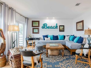 Hus, flere senger, balkong, havutsikt | Oppholdsområde | TV