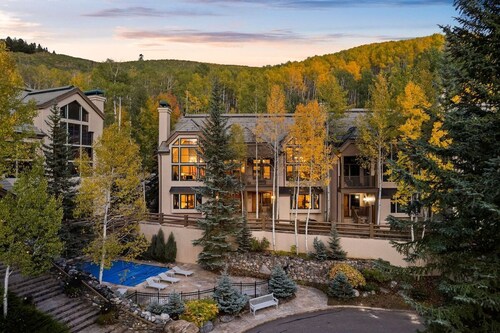 5 Beds in BC - Ski In, Hot Tub, Pool