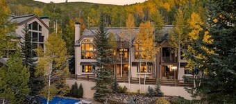5 Beds in BC - Ski In, Hot Tub, Pool