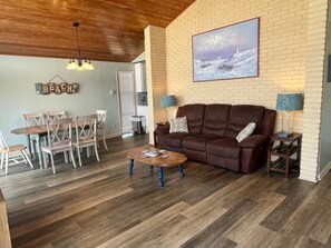 House, Multiple Beds, Kitchen, Garden View | Living area | 40-inch TV with cable channels