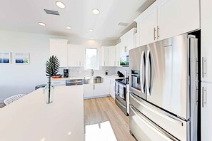 Refrigerador, microondas, horno, placa de cocina