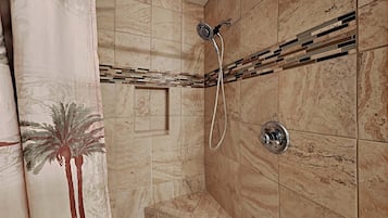Casa, letti multipli, cucina, vista giardino | Bagno | Asciugamani