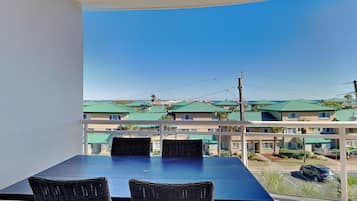 Condo, 1 cama Queen size y sofá cama, balcón, vista al océano | Restaurante al aire libre