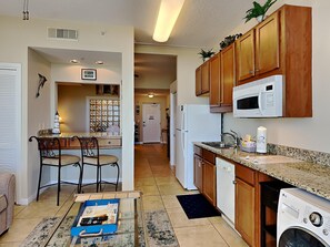 Kondominium, 1 Tempat Tidur Queen dengan tempat tidur Sofa, balkon, pemandangan samudra | Dapur pribadi | Lemari es, microwave, oven, dan kompor