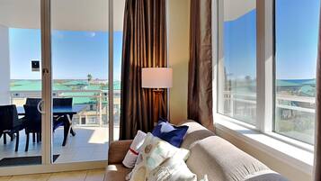 Condo, 1 cama Queen size y sofá cama, balcón, vista al océano | Área de sala de estar | Televisión