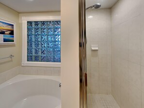 Appartement, 1 queensize bed met slaapbank, balkon, uitzicht op zee | Badkamer | Handdoeken, toiletpapier