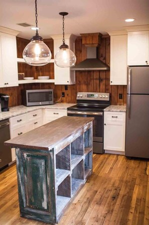 Casa, varias camas, cocina, vista al jardín | Cocina privada | Refrigerador, microondas, horno y parrilla de estufa 