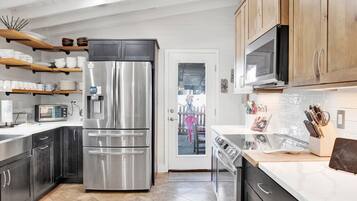 獨棟房屋, 多張床, 陽台, 花園景觀 | 私人廚房 | 電冰箱、微波爐、烤箱、爐台