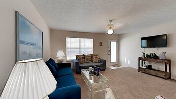 Huoneisto, 2 keskisuurta parisänkyä | Oleskelualue | 40–tuumainen televisio, jossa kaapelikanavat