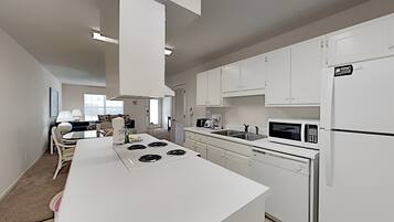 Appartement, 2 queensize bedden | Privékeuken | Een koelkast, een microgolfoven, een oven, een kookplaat