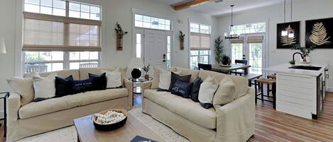 منزل - عدة أسرّة - بمطبخ - منظر للحديقة | منطقة المعيشة | تلفزيون بشاشة مسطحة بحجم 42-بوصة يعرض قنوات تلفزيونية باشتراك مدفوع