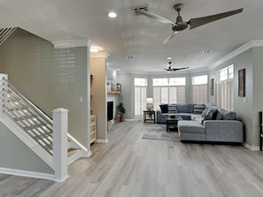 House, Multiple Beds, Balcony, Pool View | Living room | 40-inch TV with cable channels
