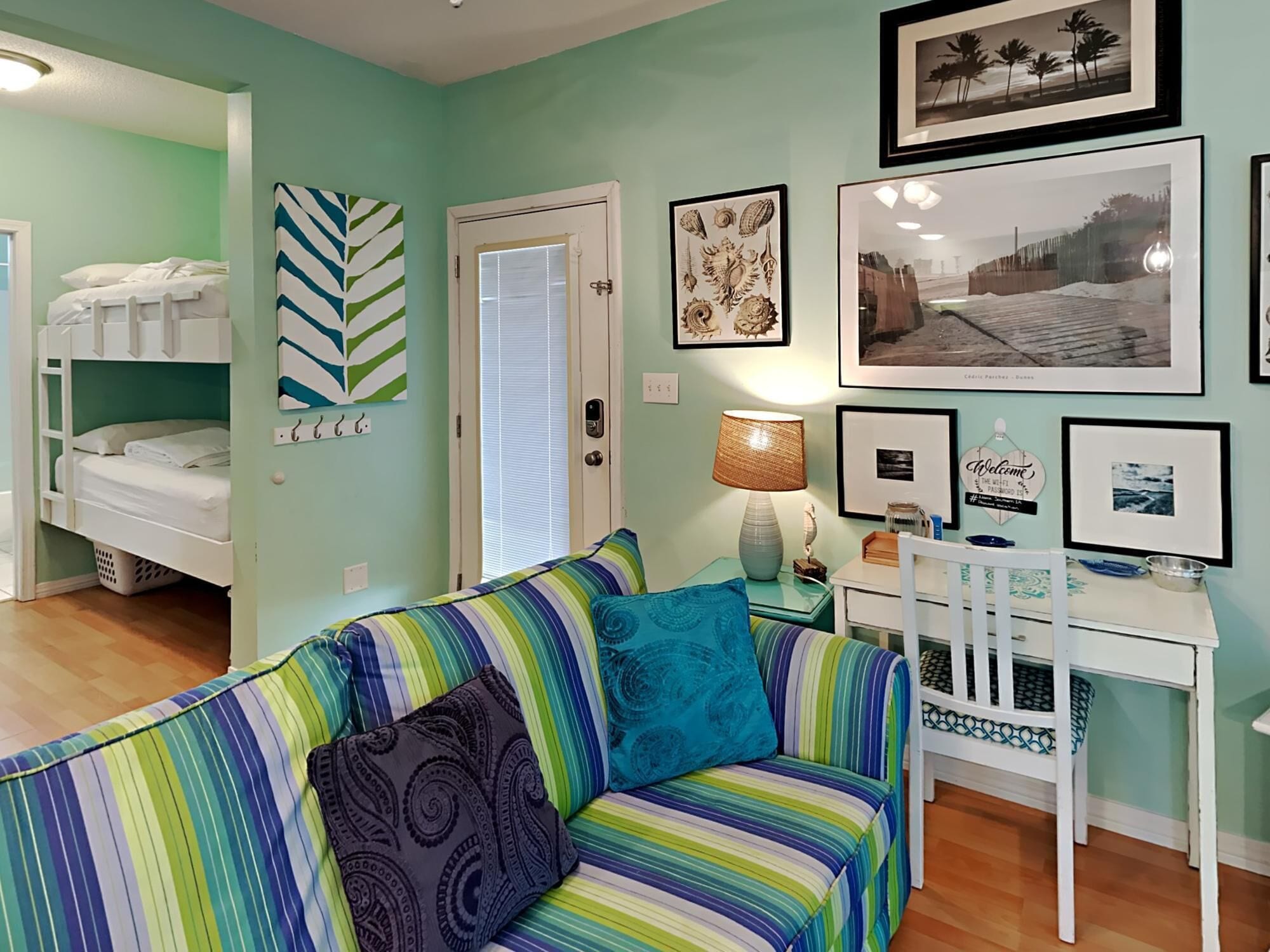 Condo, varias camas, balcón | Área de sala de estar | Televisión 