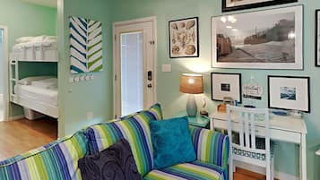 Apartment, Mehrere Betten, Balkon | Wohnbereich