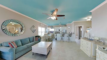 Nhà, nhiều giường, bếp, quang cảnh vườn | Khu phòng khách | TV