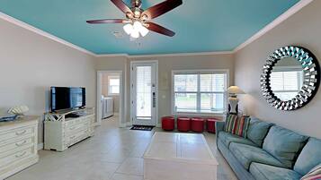 Nhà, nhiều giường, bếp, quang cảnh vườn | Khu phòng khách | TV