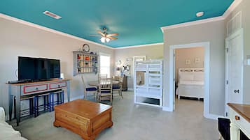 Rumah, Beberapa Tempat Tidur, dapur, pemandangan kebun | Area keluarga | TV